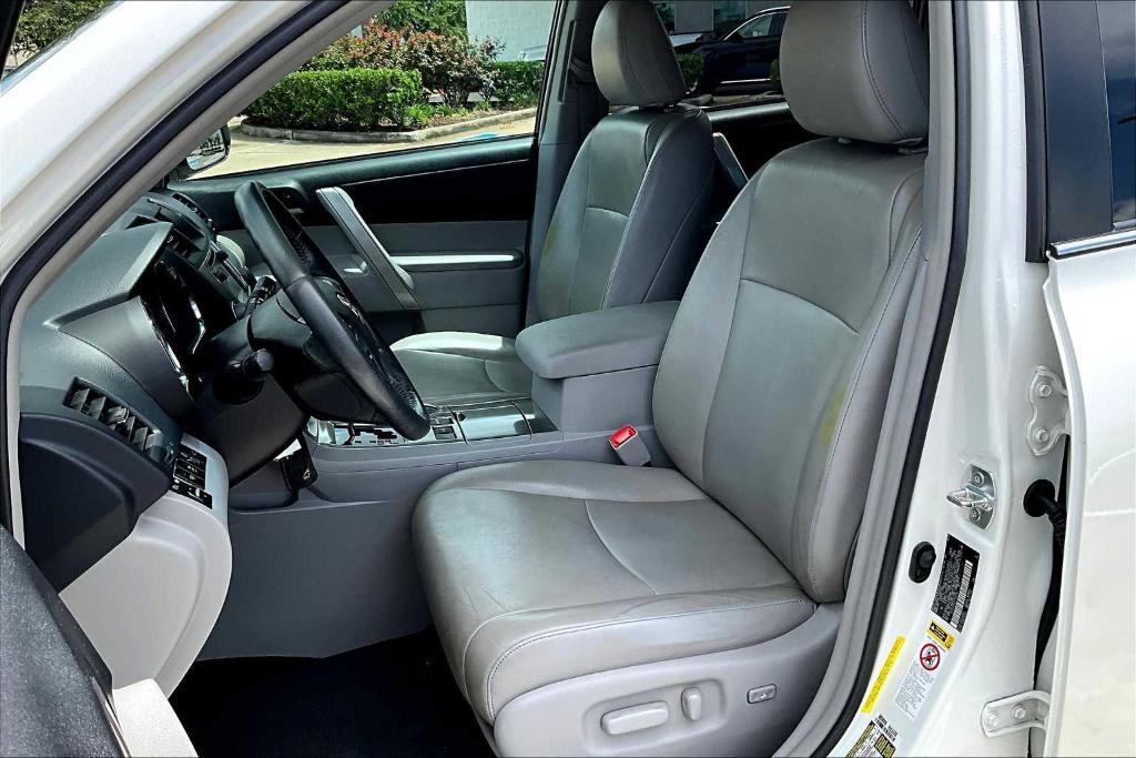 used 2013 Toyota Highlander car, priced at $13,995