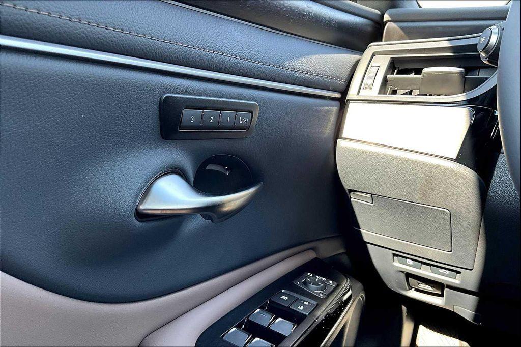 new 2025 Lexus ES 350 car, priced at $51,219