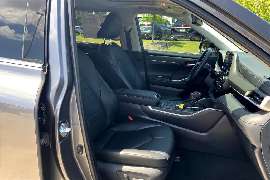 used 2021 Toyota Highlander car, priced at $29,390