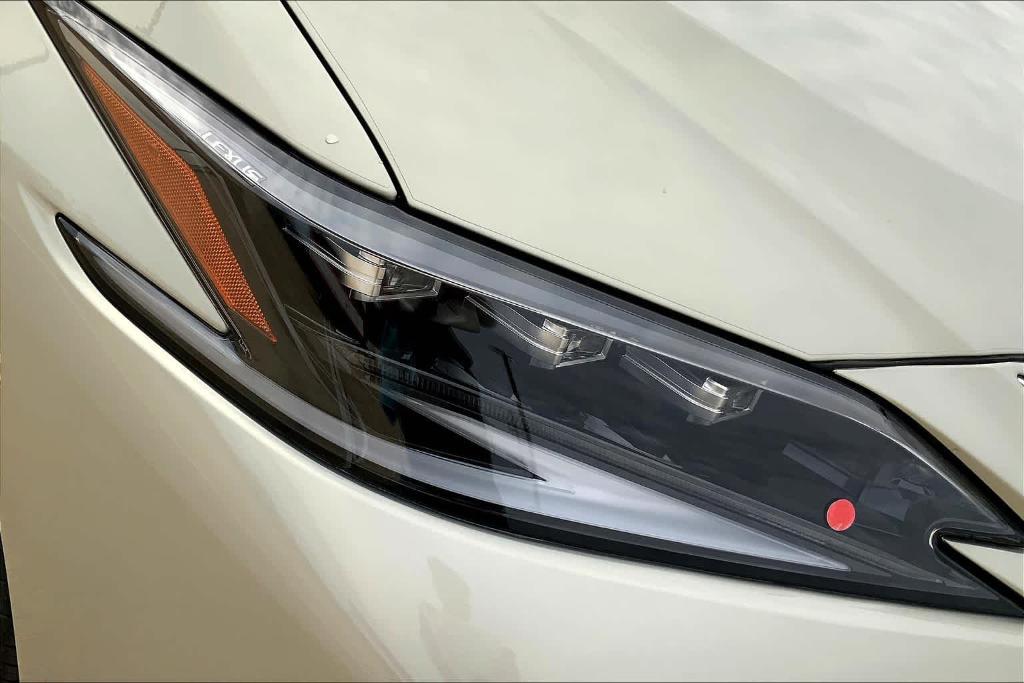 new 2025 Lexus ES 300h car, priced at $57,574