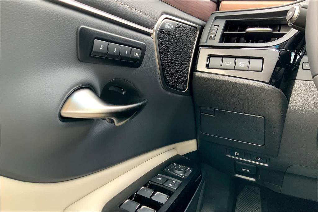new 2025 Lexus ES 300h car, priced at $57,574