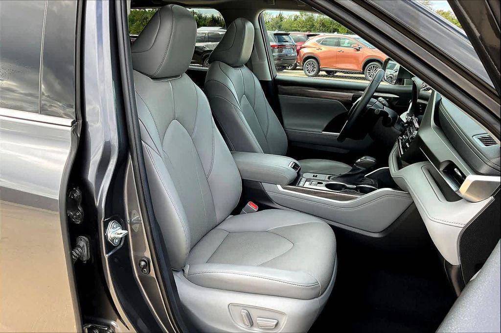 used 2021 Toyota Highlander Hybrid car, priced at $37,995