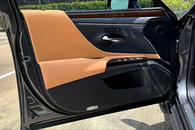 new 2025 Lexus ES 300h car, priced at $54,435