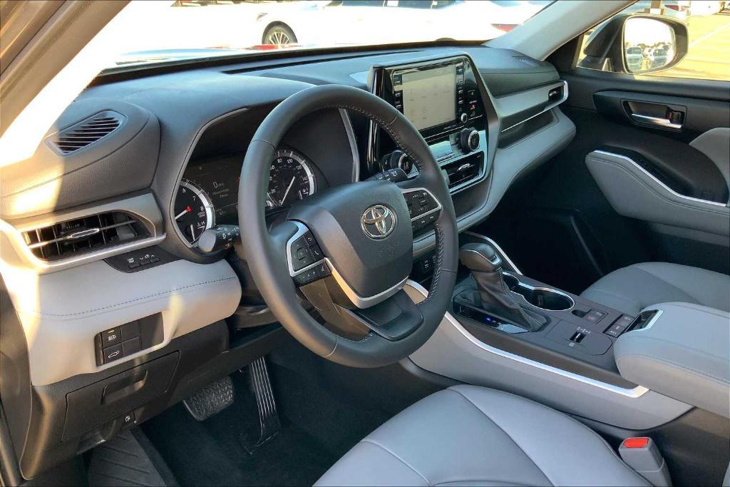 used 2022 Toyota Highlander car, priced at $36,495