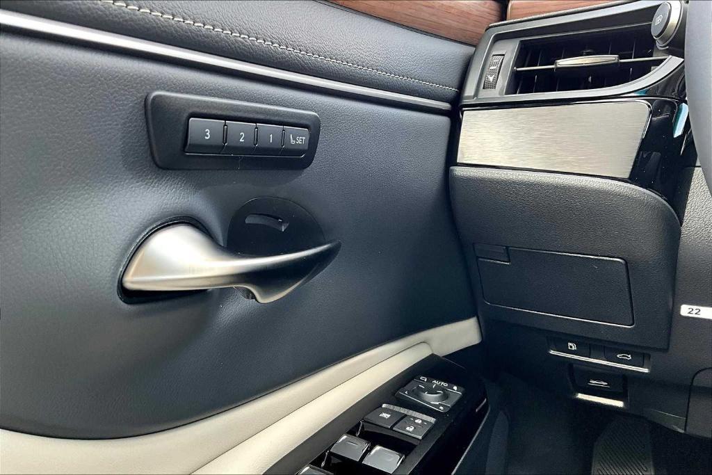 new 2025 Lexus ES 300h car, priced at $51,939