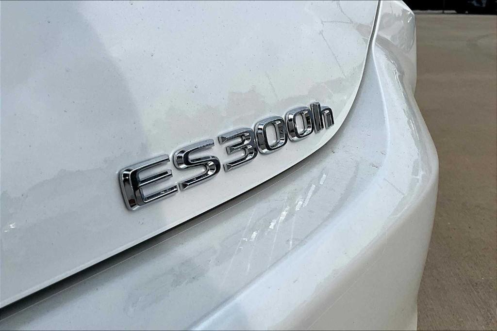 new 2025 Lexus ES 300h car, priced at $51,939