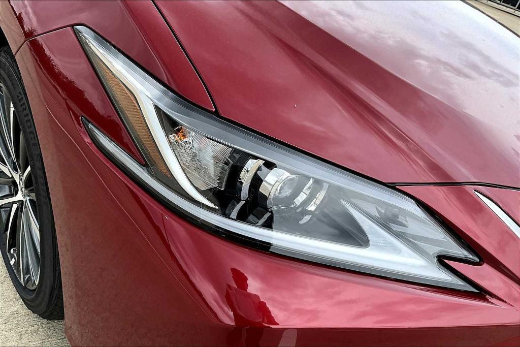 new 2025 Lexus ES 300h car, priced at $51,549