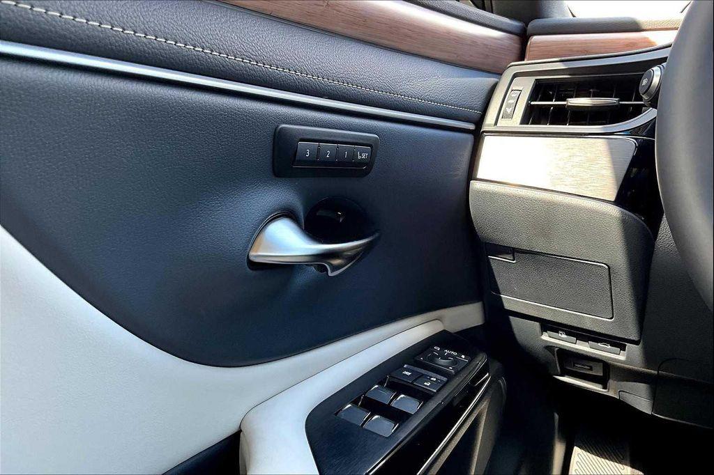 new 2025 Lexus ES 300h car, priced at $51,019
