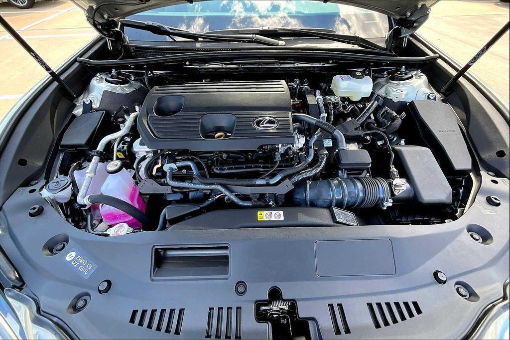 new 2025 Lexus ES 300h car, priced at $51,019