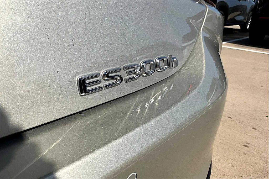 new 2025 Lexus ES 300h car, priced at $51,019