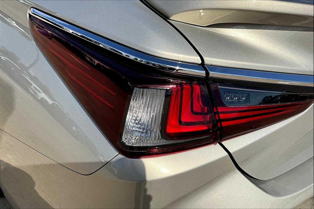 new 2025 Lexus ES 300h car, priced at $51,019