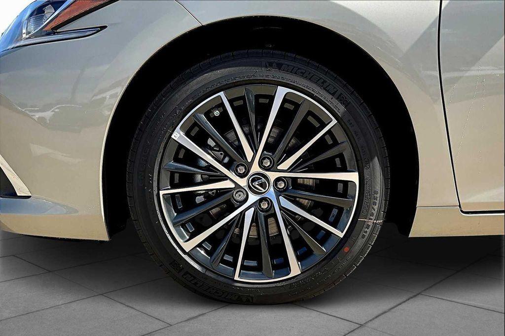 new 2025 Lexus ES 300h car, priced at $51,019