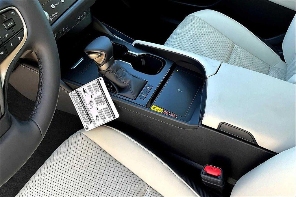 new 2025 Lexus ES 300h car, priced at $51,019