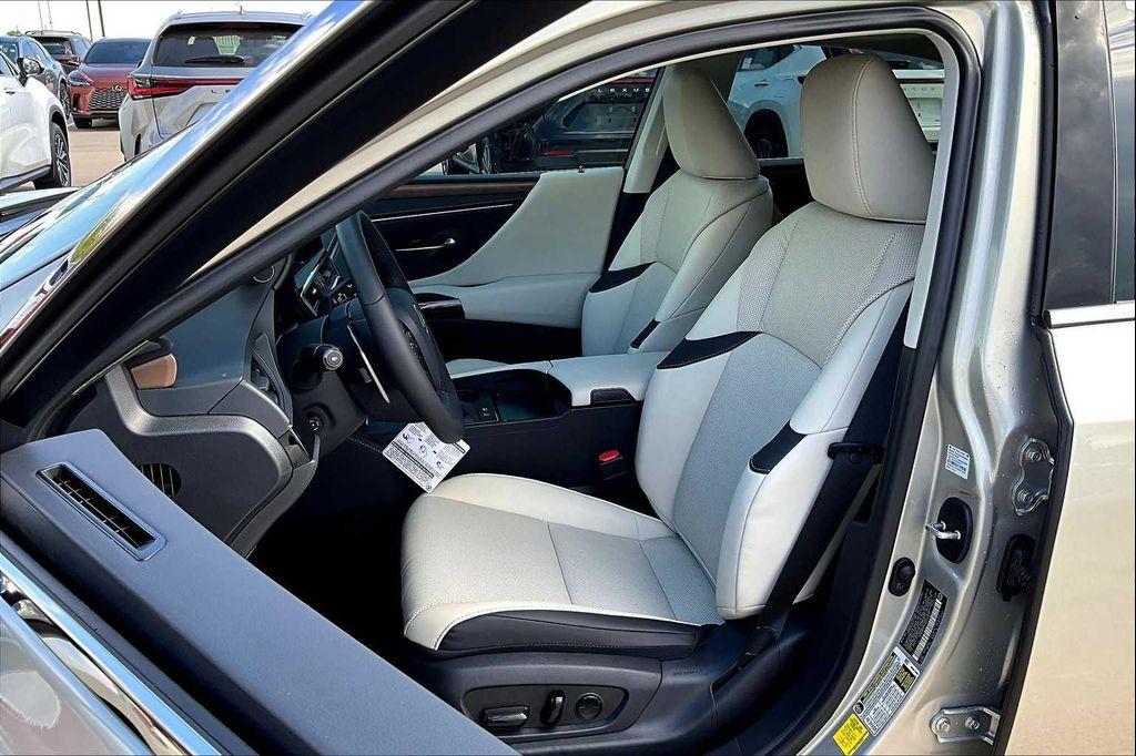 new 2025 Lexus ES 300h car, priced at $51,019