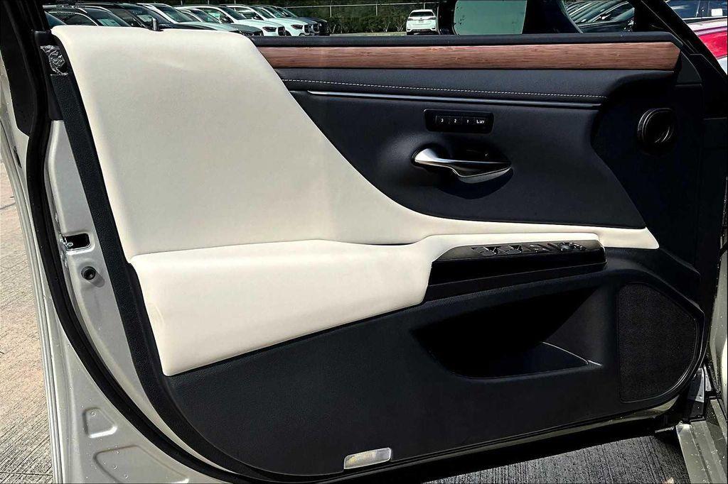 new 2025 Lexus ES 300h car, priced at $51,019