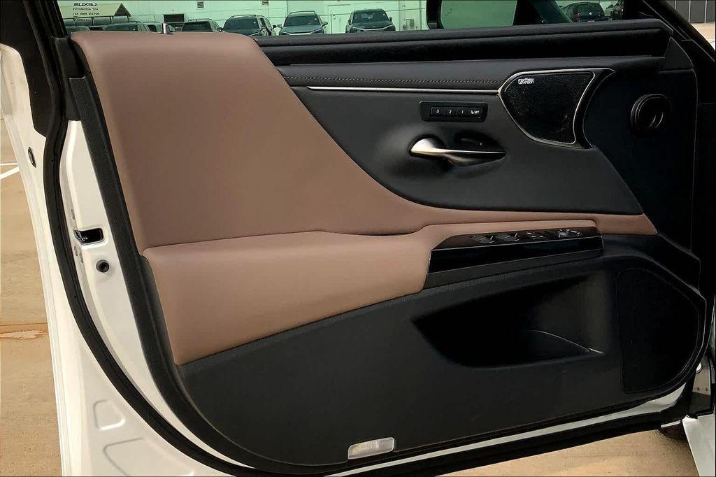 new 2025 Lexus ES 300h car, priced at $58,234