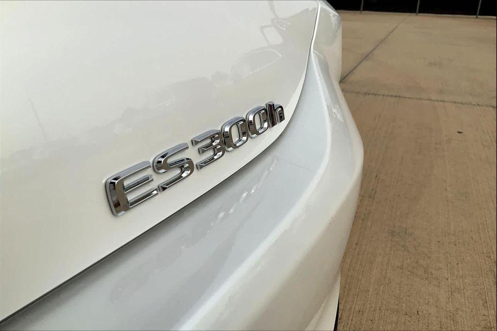 new 2025 Lexus ES 300h car, priced at $58,234
