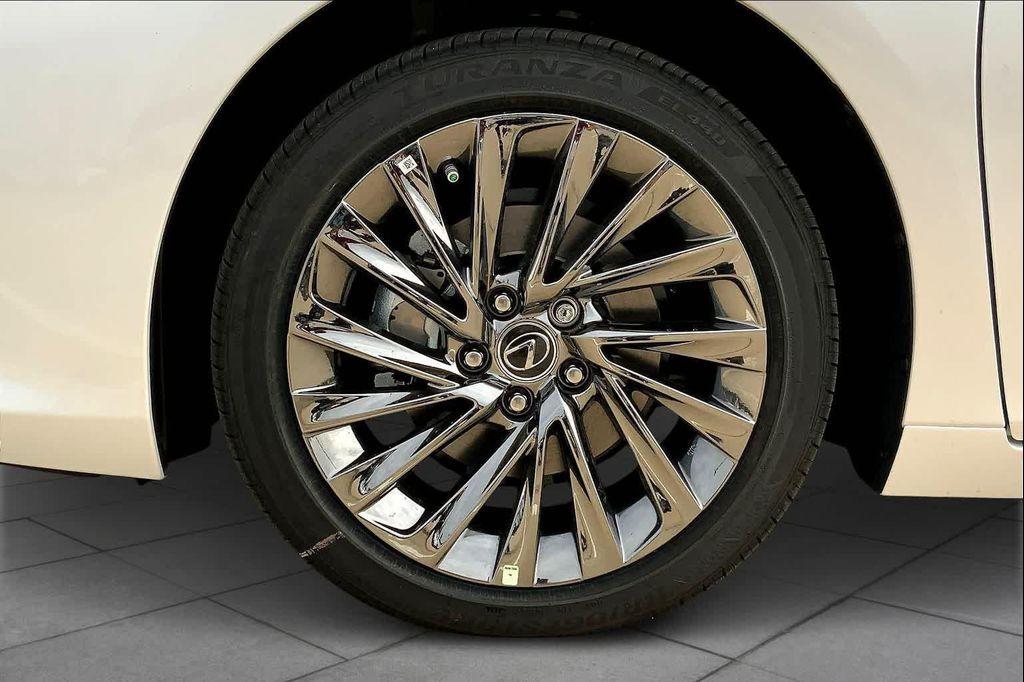 new 2025 Lexus ES 300h car, priced at $58,234