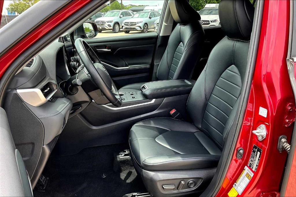 used 2023 Toyota Highlander car, priced at $36,995