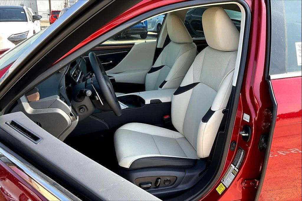 new 2025 Lexus ES 350 car, priced at $49,790