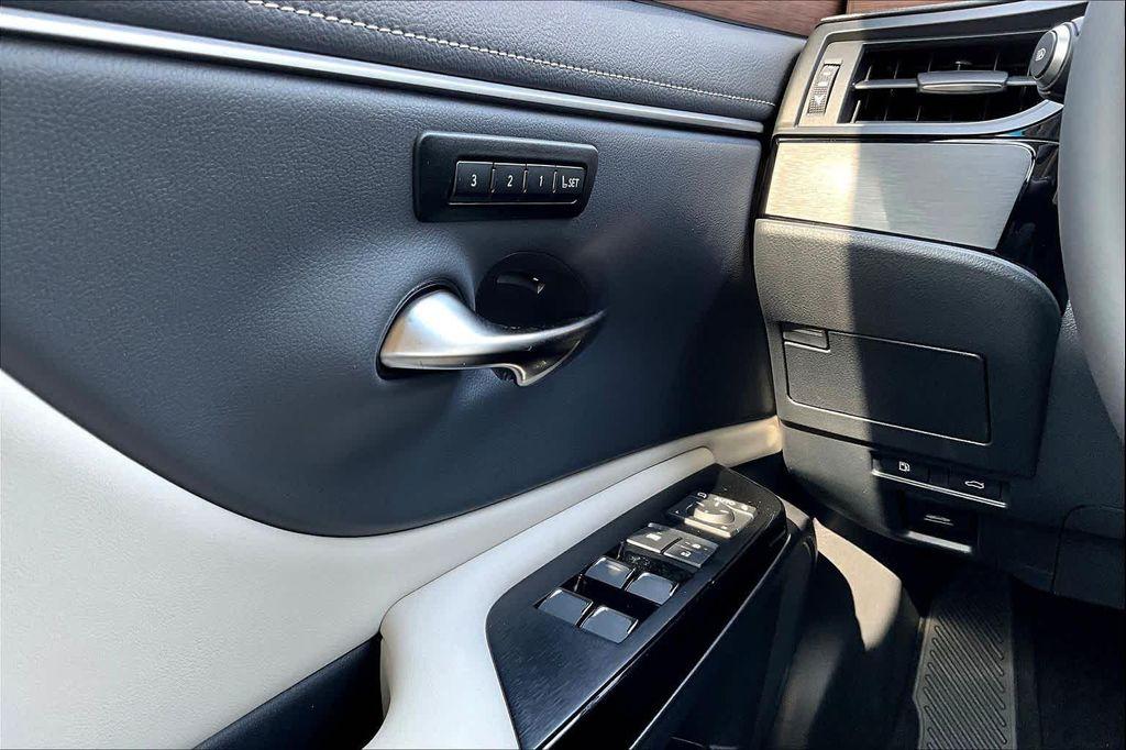 new 2025 Lexus ES 350 car, priced at $49,790