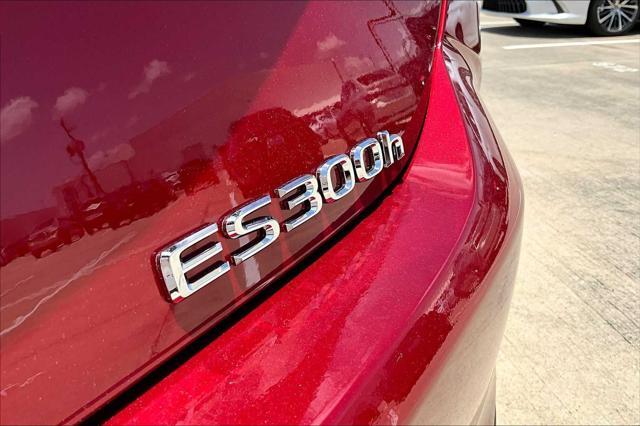 new 2025 Lexus ES 300h car, priced at $57,864