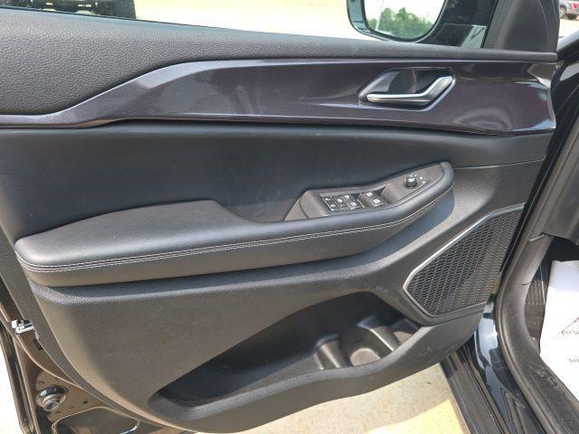 used 2022 Jeep Grand Cherokee car, priced at $32,900