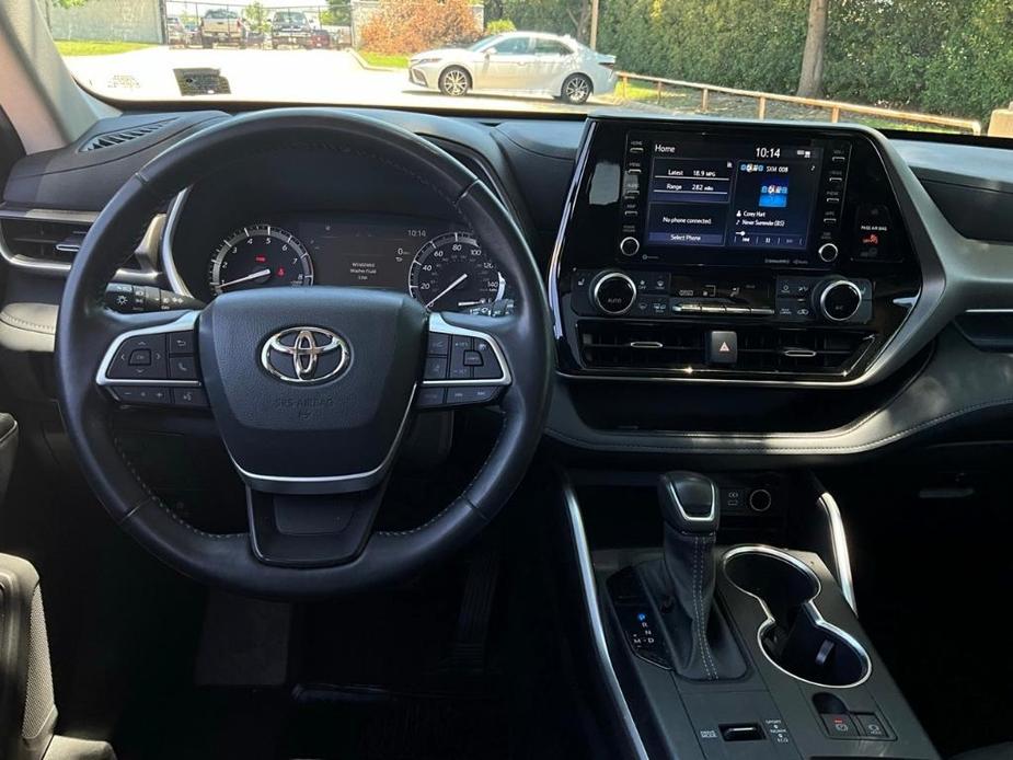 used 2022 Toyota Highlander car, priced at $31,901