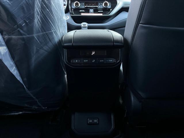 new 2025 Toyota Highlander Hybrid car, priced at $52,246