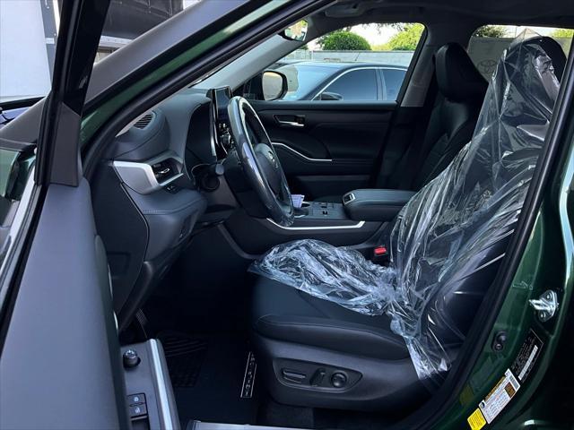 new 2025 Toyota Highlander Hybrid car, priced at $52,246