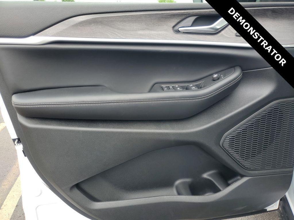 new 2025 Jeep Grand Cherokee L car, priced at $39,489