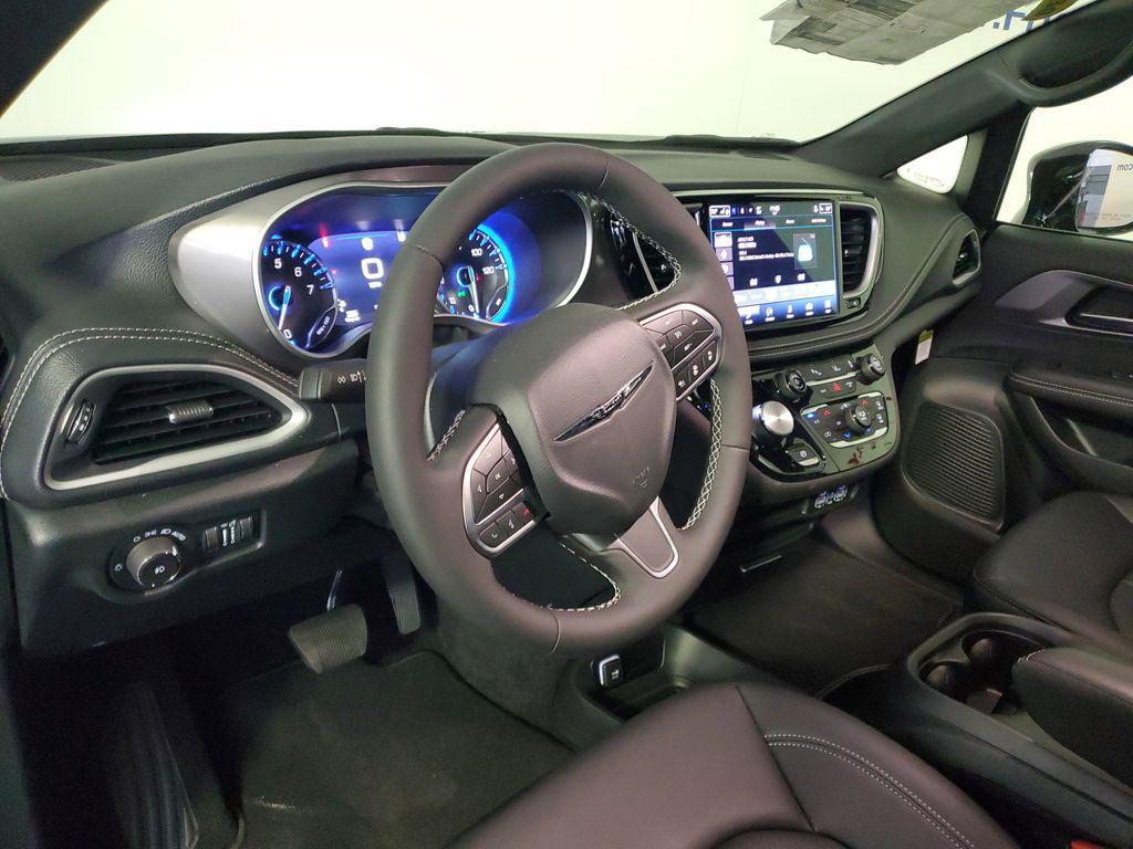 new 2025 Chrysler Pacifica car