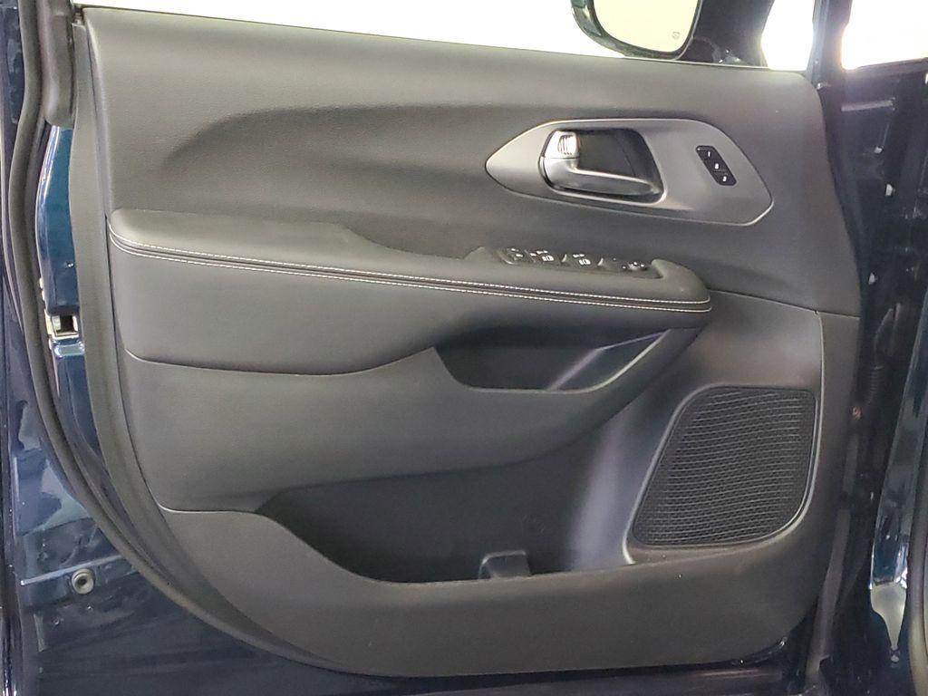 new 2025 Chrysler Pacifica car