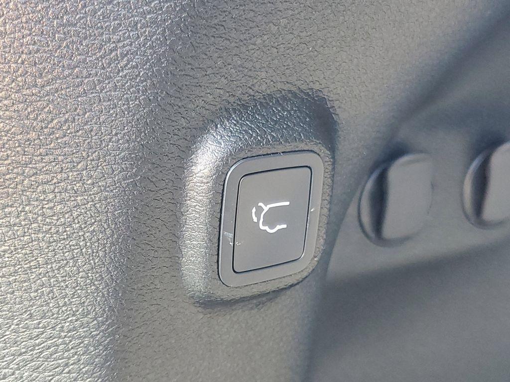 used 2023 Jeep Cherokee car, priced at $25,728