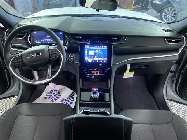 new 2025 Jeep Grand Cherokee car, priced at $38,175