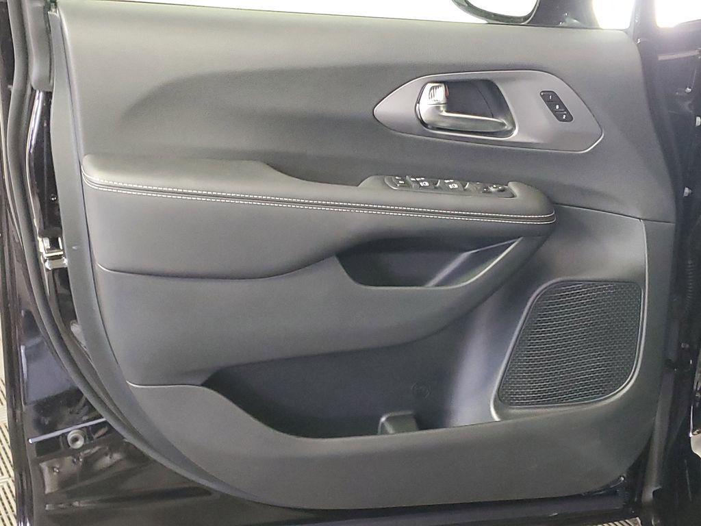 new 2025 Chrysler Pacifica car, priced at $40,993