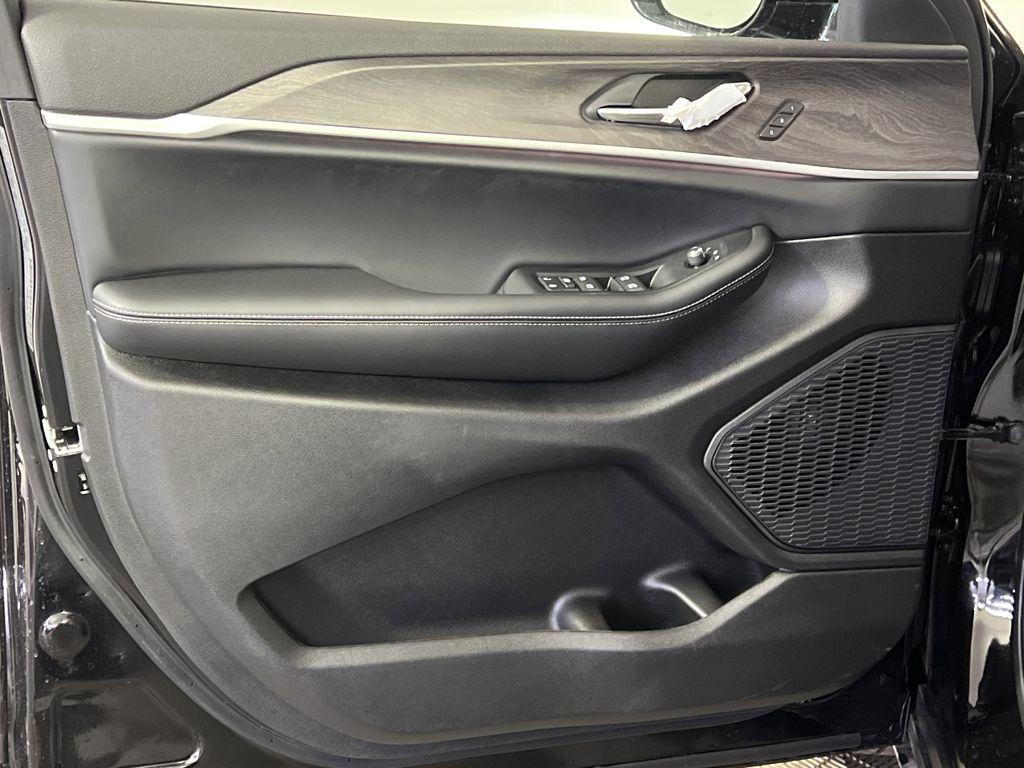new 2025 Jeep Grand Cherokee car, priced at $40,474