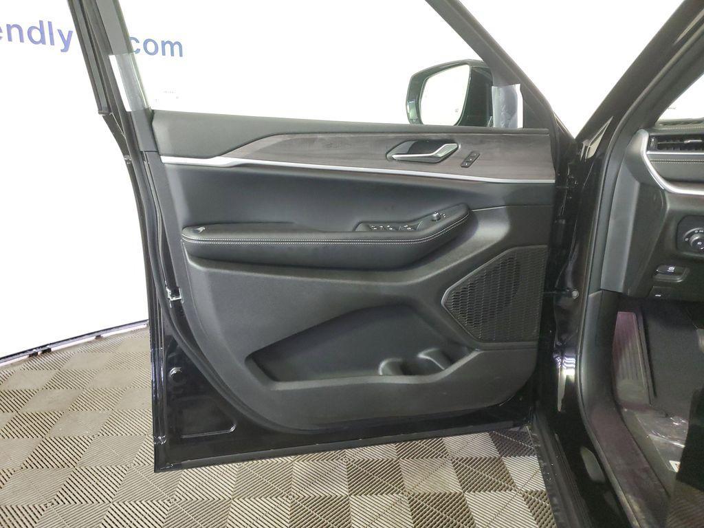 new 2025 Jeep Grand Cherokee L car, priced at $37,947