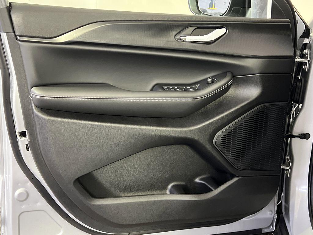 new 2025 Jeep Grand Cherokee car, priced at $38,544