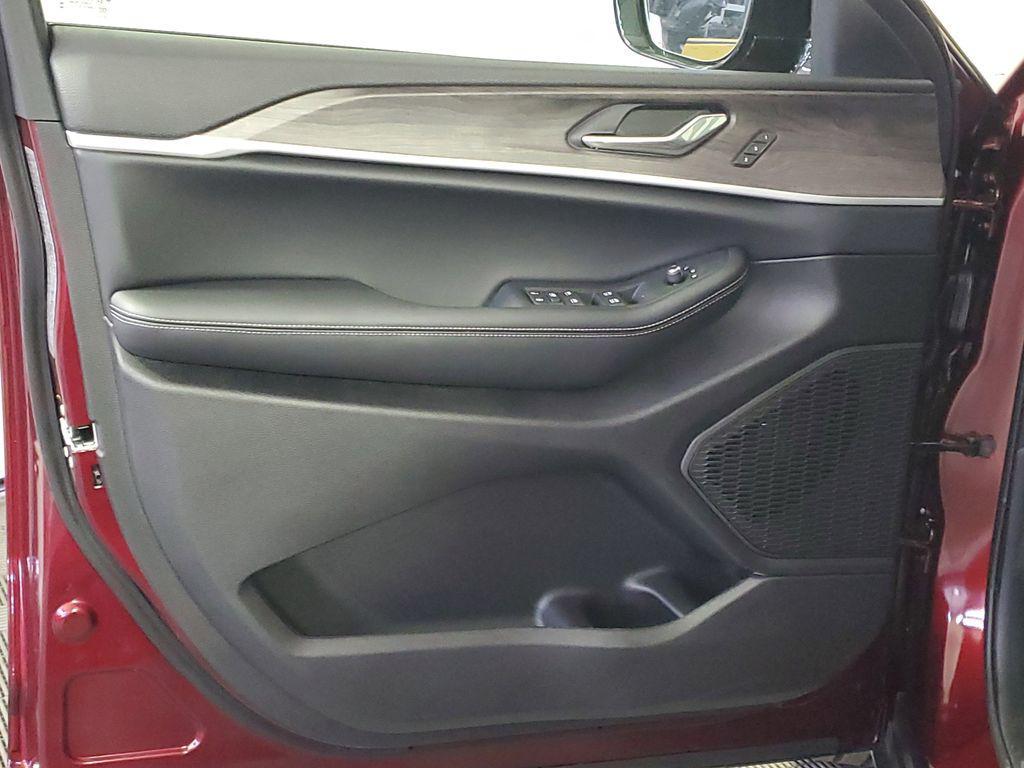 new 2025 Jeep Grand Cherokee car, priced at $36,685