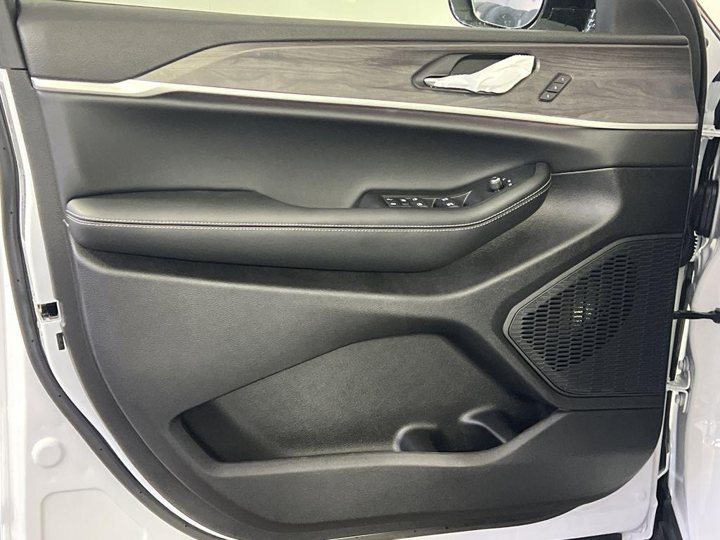 new 2025 Jeep Grand Cherokee L car, priced at $42,076