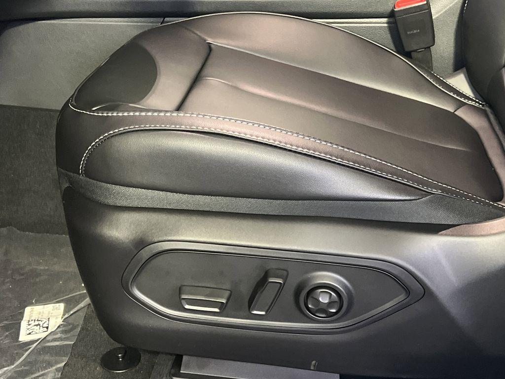 new 2025 Jeep Grand Cherokee L car, priced at $42,076