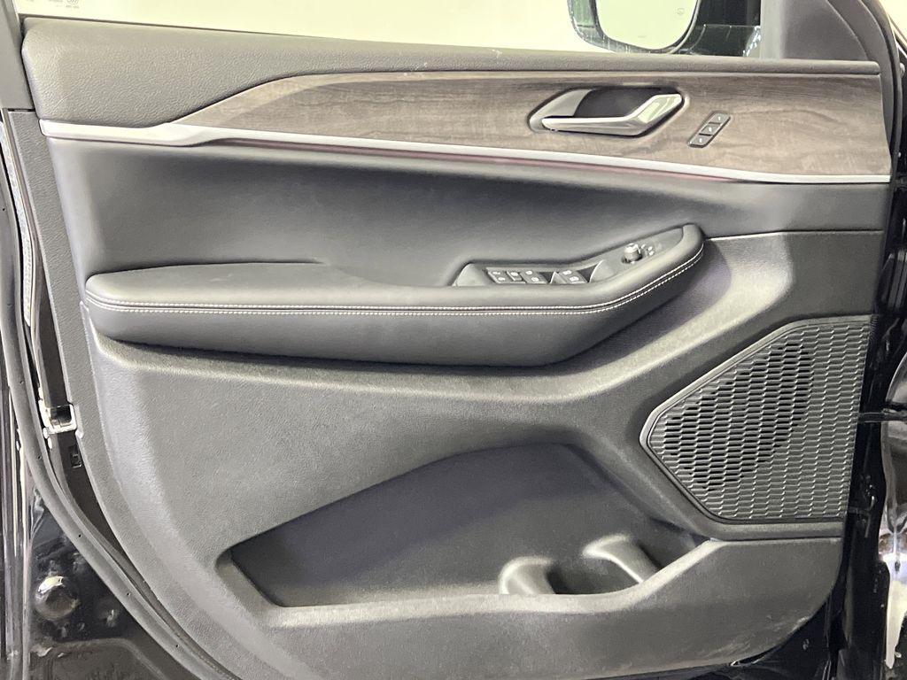 new 2025 Jeep Grand Cherokee car, priced at $40,974