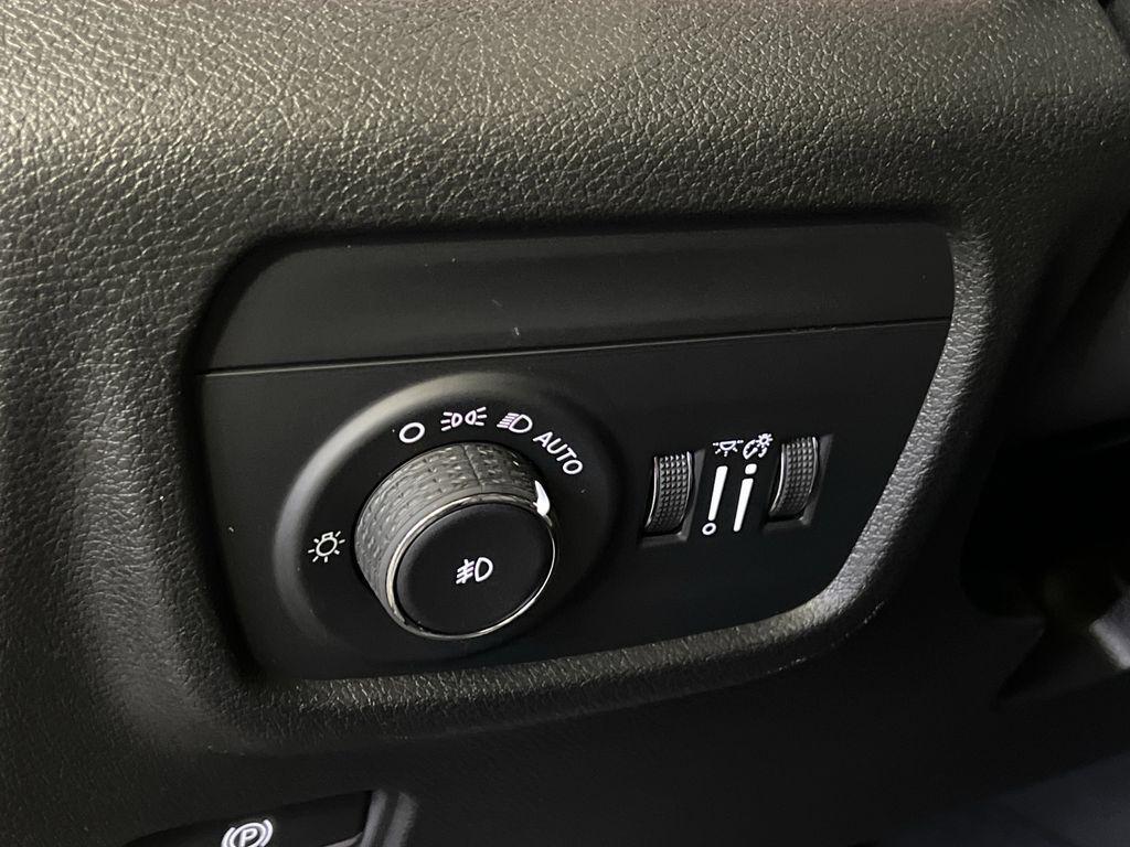 new 2025 Jeep Grand Cherokee car, priced at $40,974