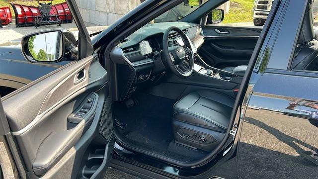 new 2025 Jeep Grand Cherokee car, priced at $42,605
