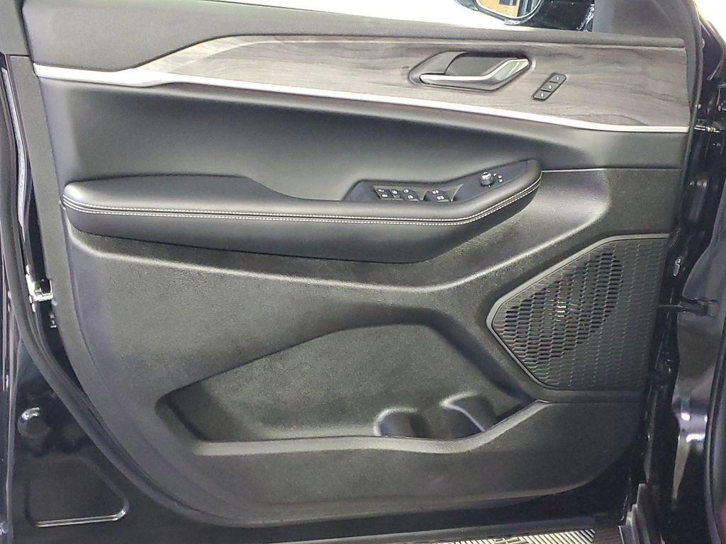 new 2025 Jeep Grand Cherokee car, priced at $38,339