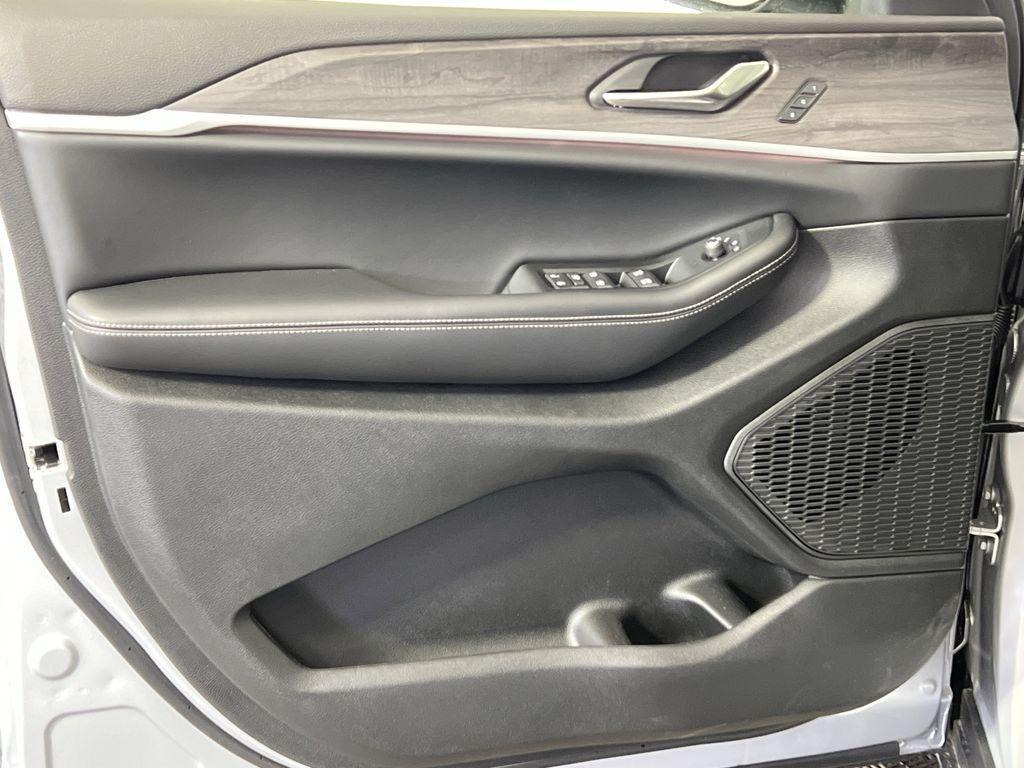 new 2025 Jeep Grand Cherokee car, priced at $38,974