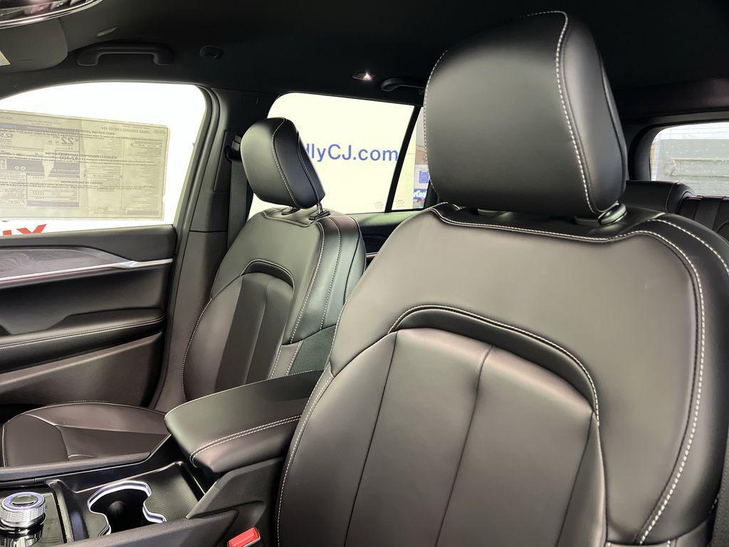 new 2025 Jeep Grand Cherokee car, priced at $38,974