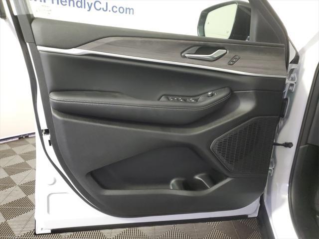 new 2025 Jeep Grand Cherokee car, priced at $47,742