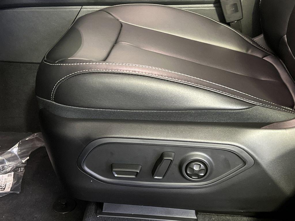 new 2025 Jeep Grand Cherokee car, priced at $40,974